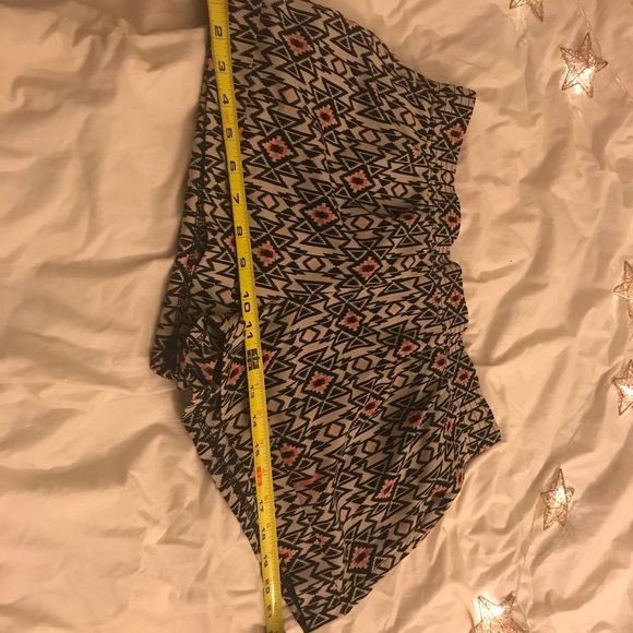 Tribal pattern Bermuda shorts - Picture 3 of 8